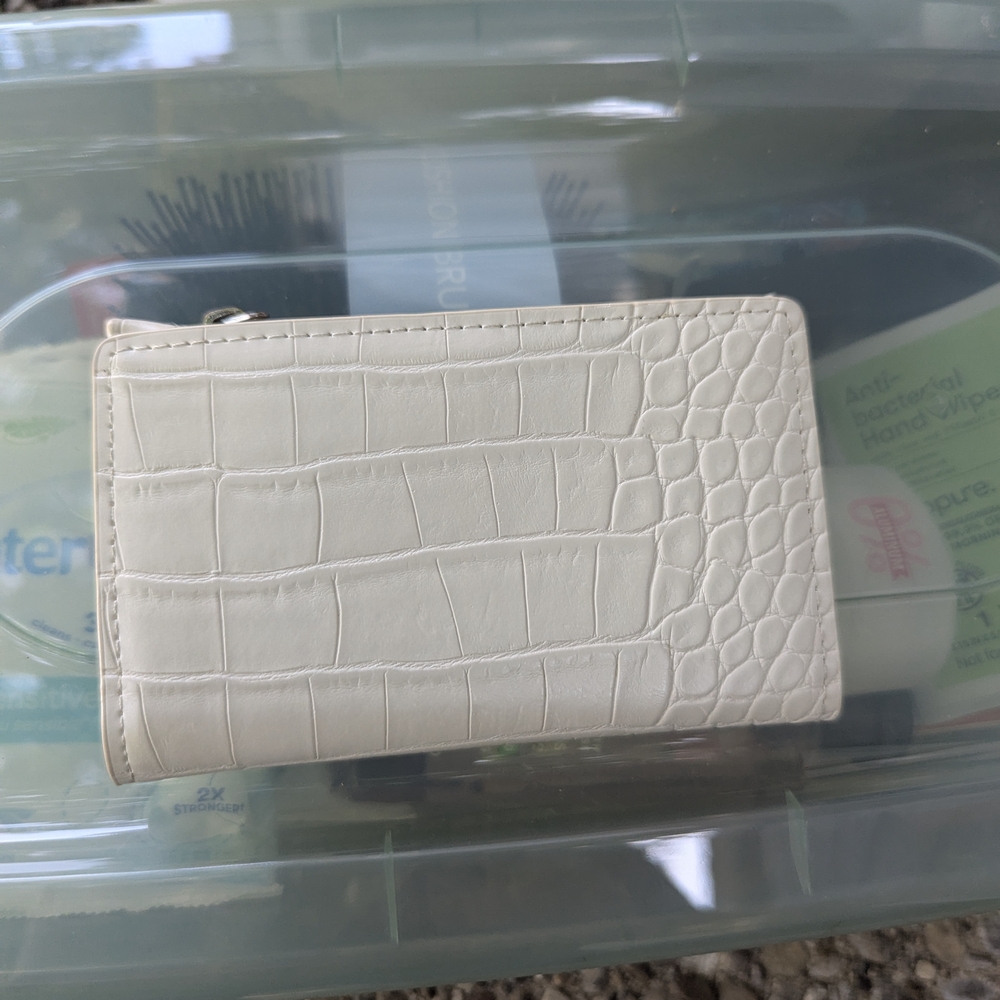 Elegant Cream Crocodile-Embossed Women's Wallet